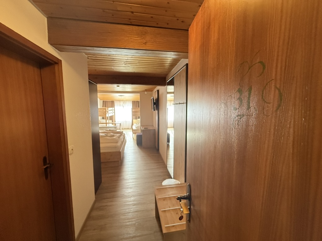 0F9EA011-6CD5-41B6-9D1A-99BB849FE3E2_1_105_c