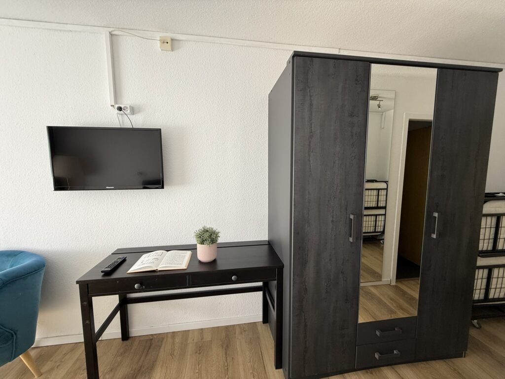 81EA8377-38E5-4C6D-B66E-C0EA83D7574A_1_102_o