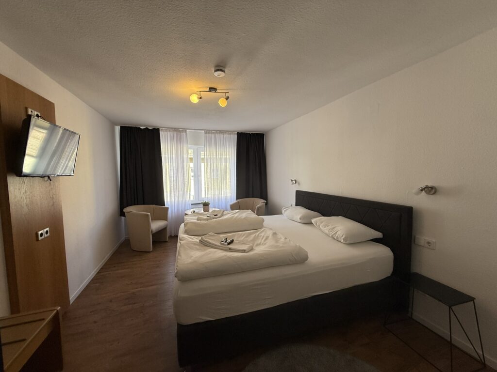 9077CF74-6CBC-4970-AD03-82CE935A63E1_1_102_o