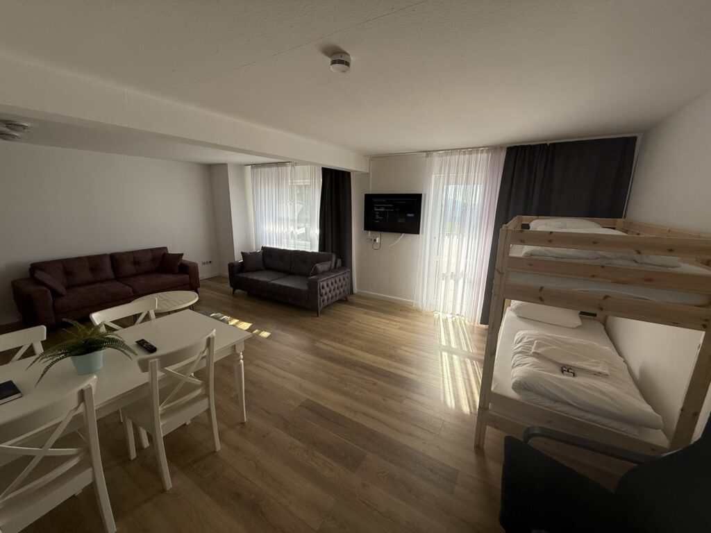 B5F85798-36DB-40B0-AF62-D1AA8166863C_1_102_o